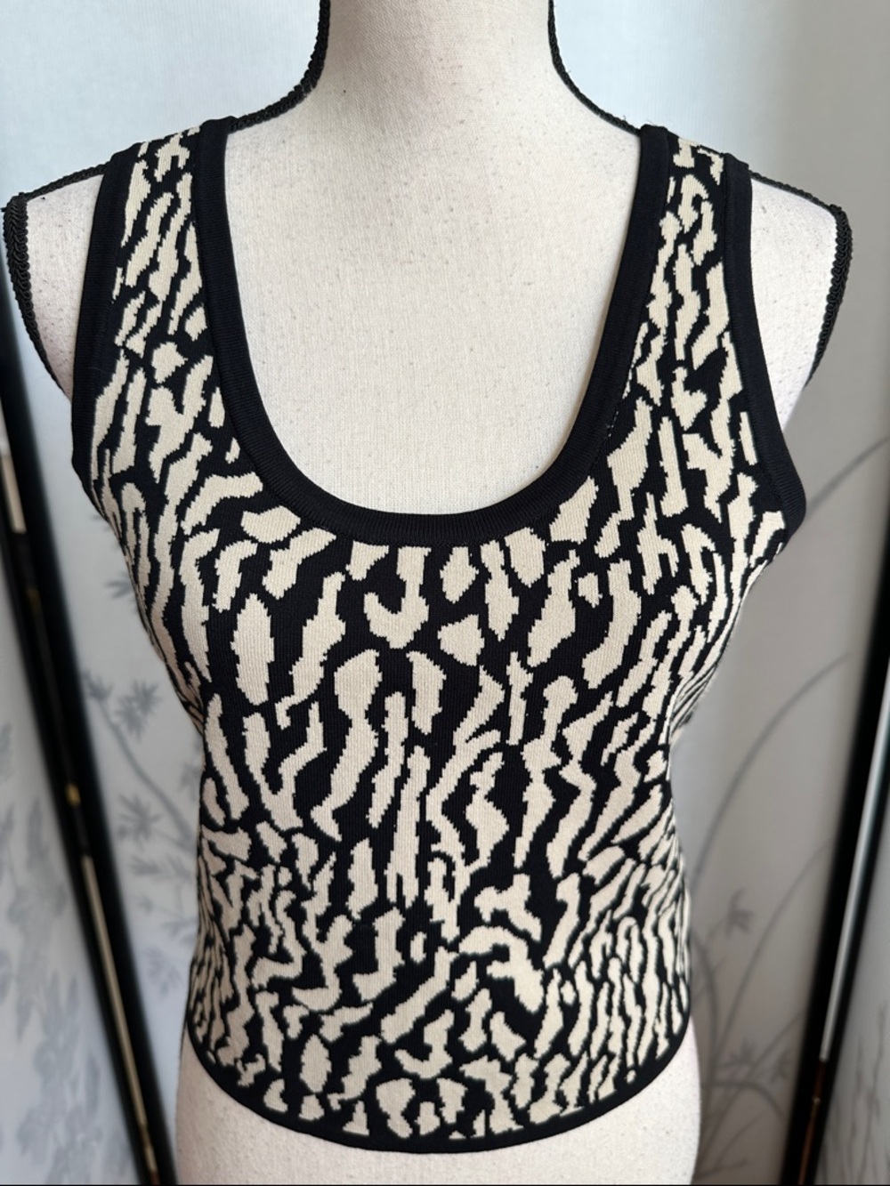 House of Harlow 1960 Black and Cream Scoop Neck Sleeveless Sweater Tank